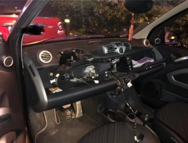 «Οργιάζει» η συμμορία που «γδύνει» Smart στον Πειραιά -Δείτε φωτογραφίες από τον «κανιβαλισμό» αυτοκινήτων